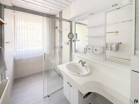 Badezimmer mit Walk-In-Dusche