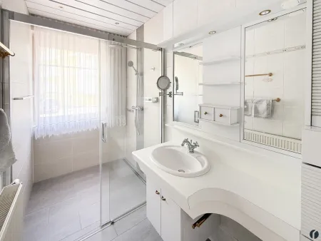 Badezimmer mit Walk-In-Dusche