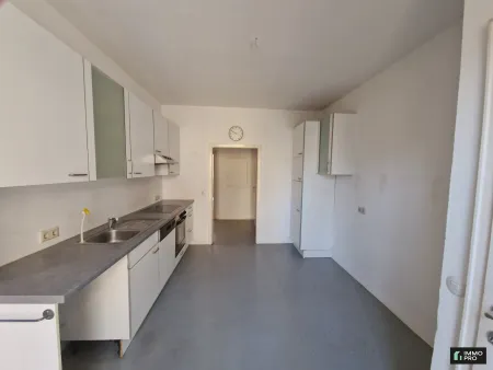 Nette 2-Zimmer-Altbauwohnung mit Balkon in der Mandellstraße - zu vermieten!