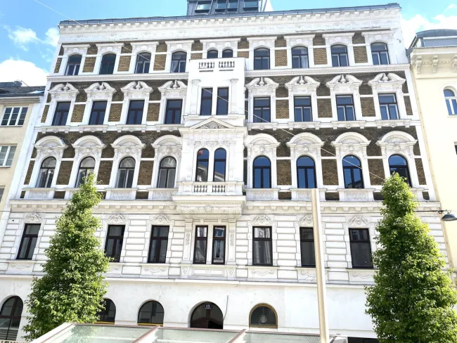 RUHEOASE MITTEN IN MARIAHILF - exklusiv renovierte Altbauwohnung mit Balkon - Titelbild