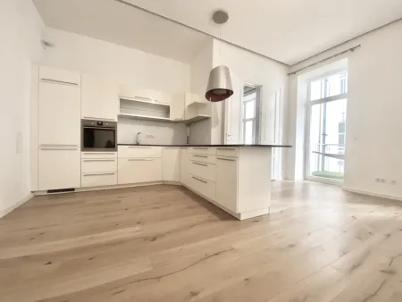 RUHEOASE MITTEN IN MARIAHILF - exklusiv renovierte Altbauwohnung mit Balkon