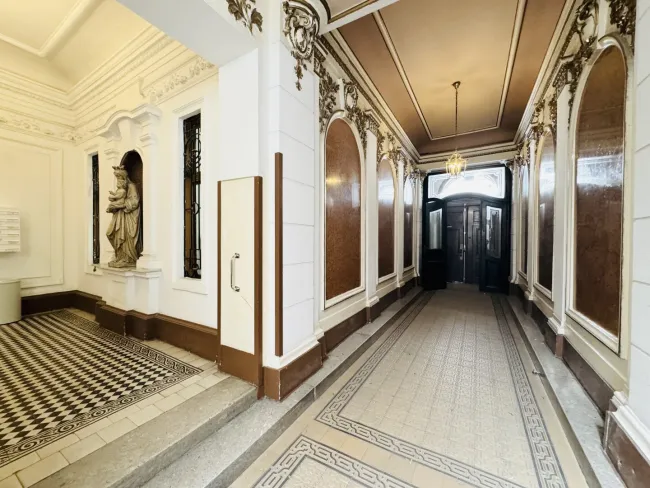 EXKLUSIVE ALTBAUWOHNUNG MIT BALKON UND MODERNEM WOHNKOMFORT - Bild