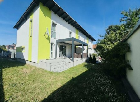 IHR ZUHAUSE IM GRÜNEN – MODERNES ECKREIHENHAUS MIT ZEITGEMÄSSER HEIZ- UND LÜFTUNGSTECHNIK