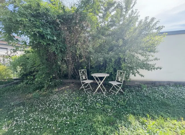 IHR ZUHAUSE IM GRÜNEN – MODERNES ECKREIHENHAUS MIT ZEITGEMÄSSER HEIZ- UND LÜFTUNGSTECHNIK - Bild