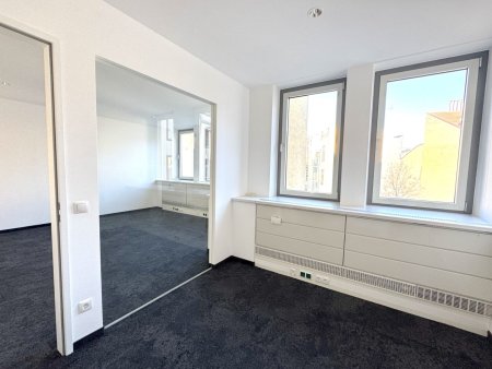 MODERNE, LICHTDURCHFLUTETE BÜRORÄUMLICHKEITEN MIT TRAUMHAFTEM AUSBLICK