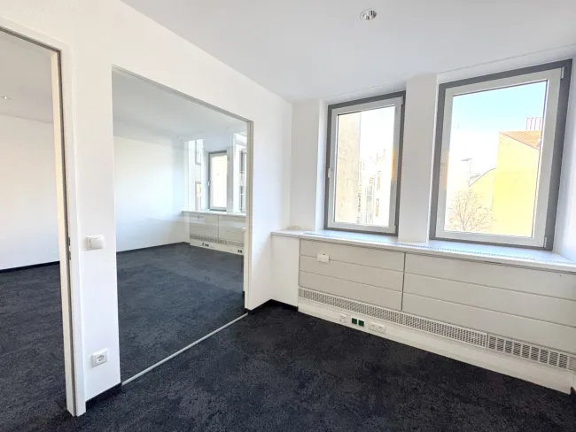 MODERNE, LICHTDURCHFLUTETE BÜRORÄUMLICHKEITEN MIT TRAUMHAFTEM AUSBLICK - Bild