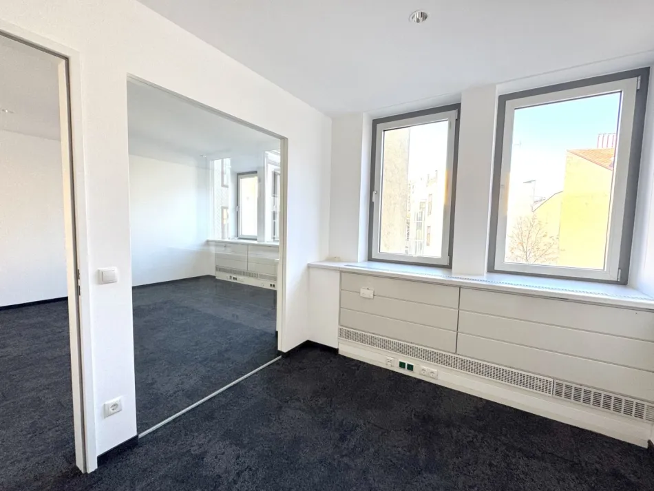 MODERNE, LICHTDURCHFLUTETE BÜRORÄUMLICHKEITEN MIT TRAUMHAFTEM AUSBLICK - Bild