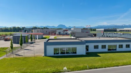 DEIN ZUHAUSE präsentiert: Große Gewerbefläche in Redlham mit Parkplätzen und moderner Ausstattung