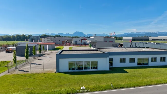 DEIN ZUHAUSE präsentiert: Große Gewerbefläche in Redlham mit Parkplätzen und moderner Ausstattung - Titelbild