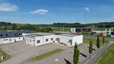 DEIN ZUHAUSE präsentiert: Große Gewerbefläche in Redlham mit Parkplätzen und moderner Ausstattung