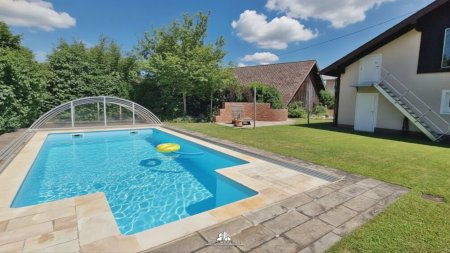 DEIN ZUHAUSE: Stilvolles Einfamilienhaus mit großem Garten und Pool
