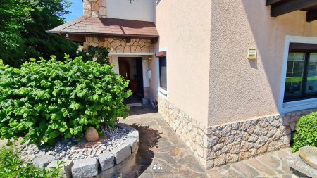 DEIN ZUHAUSE: Stilvolles Einfamilienhaus mit großem Garten und Pool