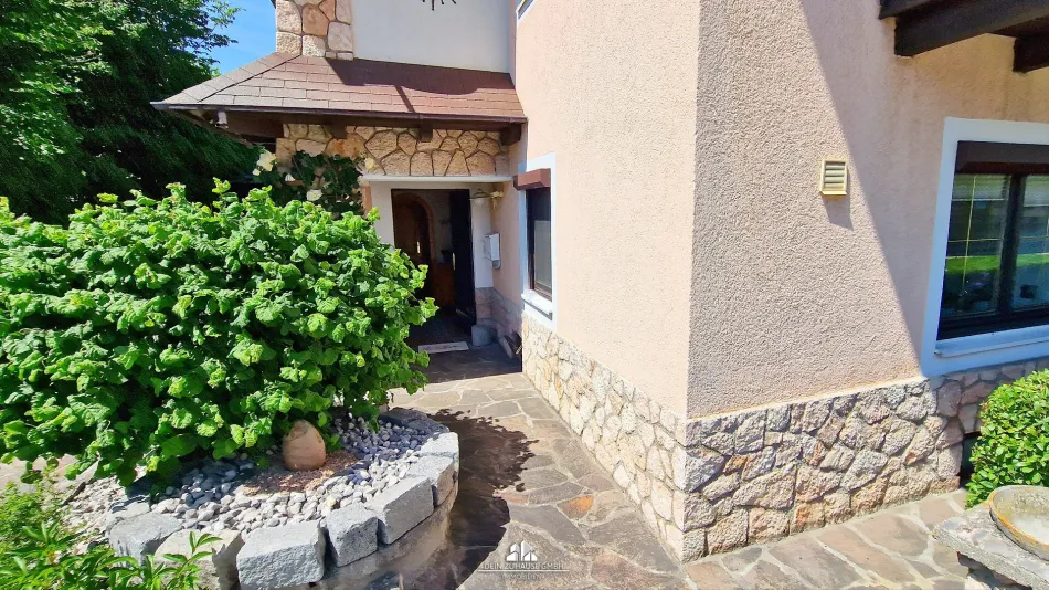 DEIN ZUHAUSE: Stilvolles Einfamilienhaus mit großem Garten und Pool - Bild