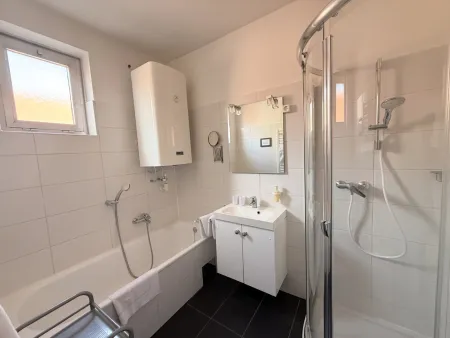 Bad: Wanne + Dusche + Waschbecken