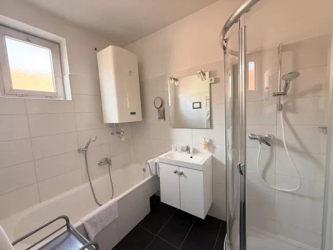 Bad: Wanne + Dusche + Waschbecken