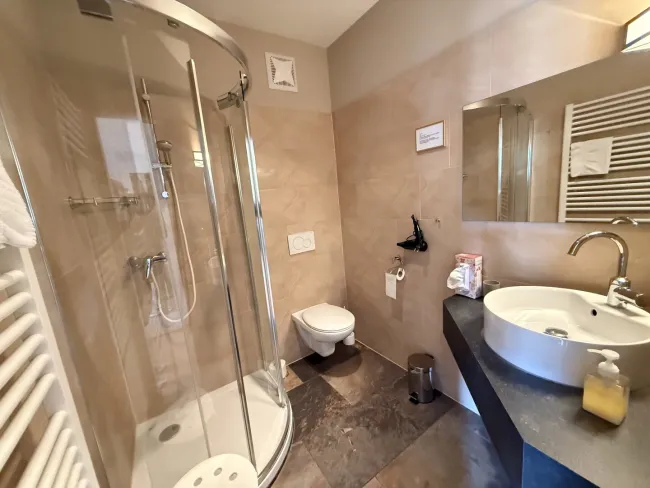 Bad: Dusche + Waschbecken + WC