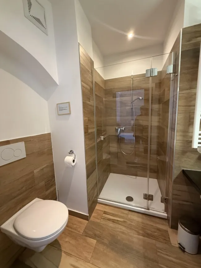 Bad: Dusche + Waschbecken + WC
