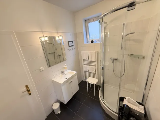 Bad: bestehend aus Dusche + Waschbecken + Spiegel