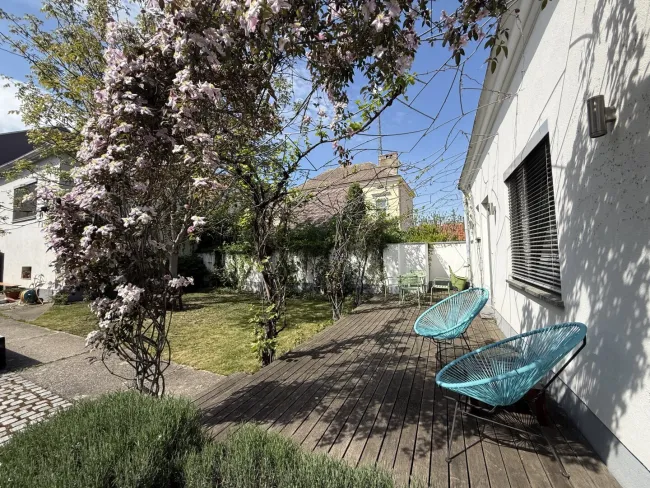 Blick zum Gartenhaus