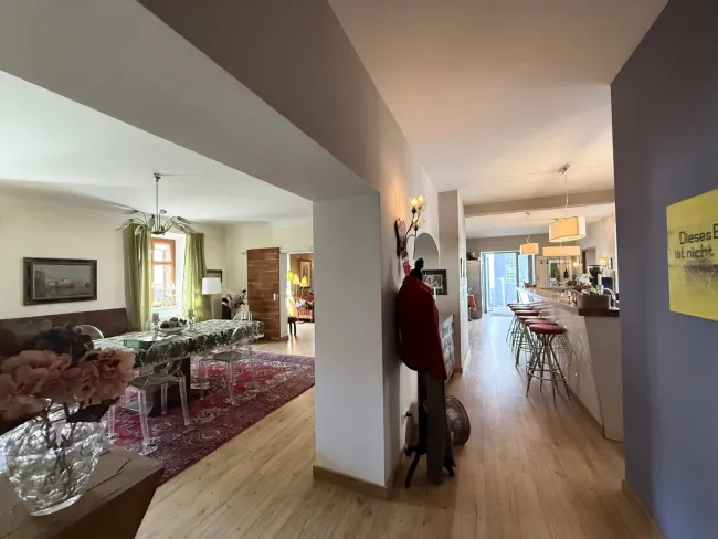 Blick: links Speisezimmer und rechts Barbereich