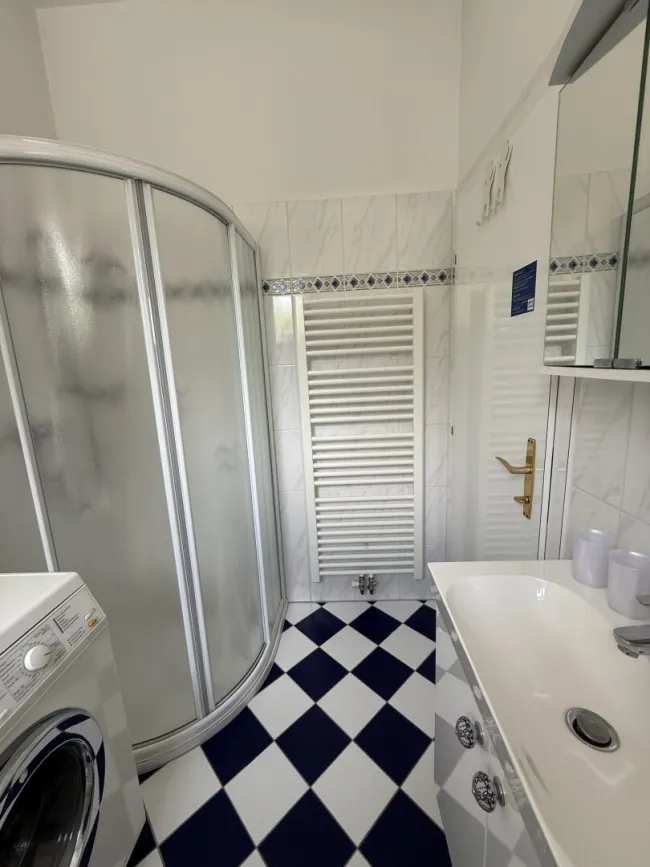Gartenhaus: Bad: Wanne + Dusche + Waschbecken + WM-Anschluss