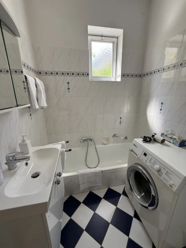 Gartenhaus: Bad: Wanne + Dusche + Waschbecken + WM-Anschluss