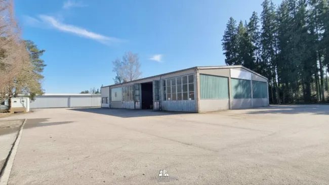 DEIN ZUHAUSE präsentiert: Gewerbehalle mit großer Freifläche in Neukirchen an der Vöckla - Titelbild
