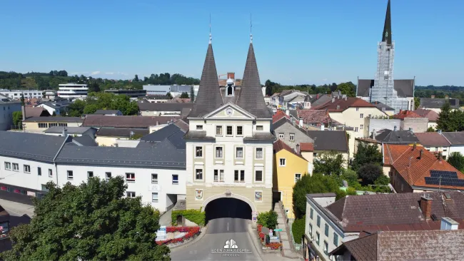 DEIN ZUHAUSE präsentiert: Gewerbeobjekt mit Wohnungen und Parkplätzen in bester Lage am Hauptplatz in Schwanenstadt - Bild