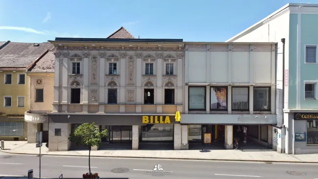 DEIN ZUHAUSE präsentiert: Gewerbeobjekt mit Wohnungen und Parkplätzen in bester Lage am Hauptplatz in Schwanenstadt - Titelbild