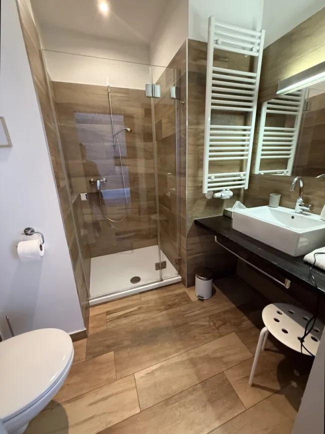 Bad: Dusche + Waschbecken + WC